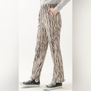 Abstract Print Wide-Leg Pleated Pants – Sold at ALAND